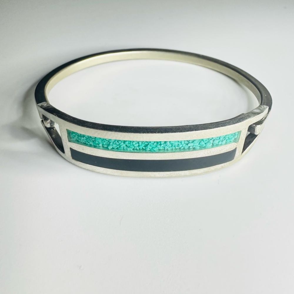 Mexico Crushed Turquoise Green and Black Banded Oval Bangle Bracelet
